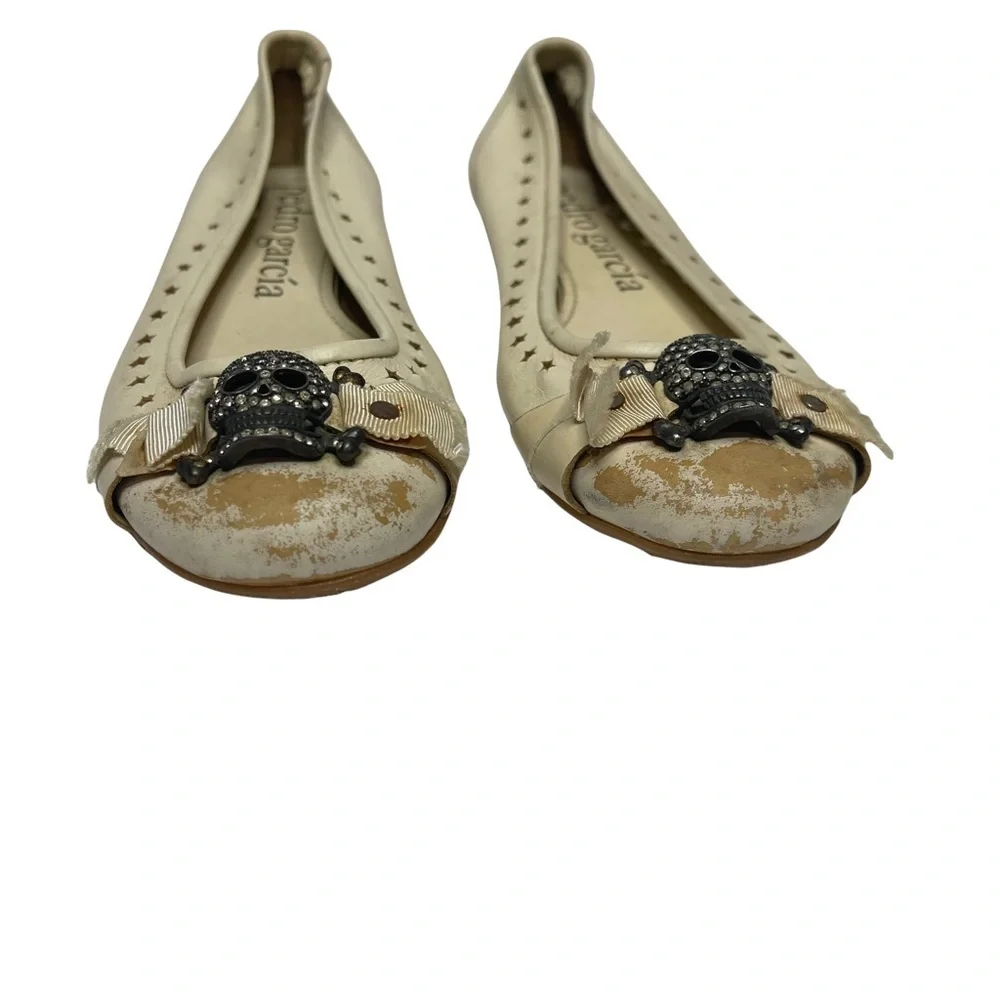 RARE PEDRO GARCIA Bone Avalon Flats With Skull and Crossbones 36.5